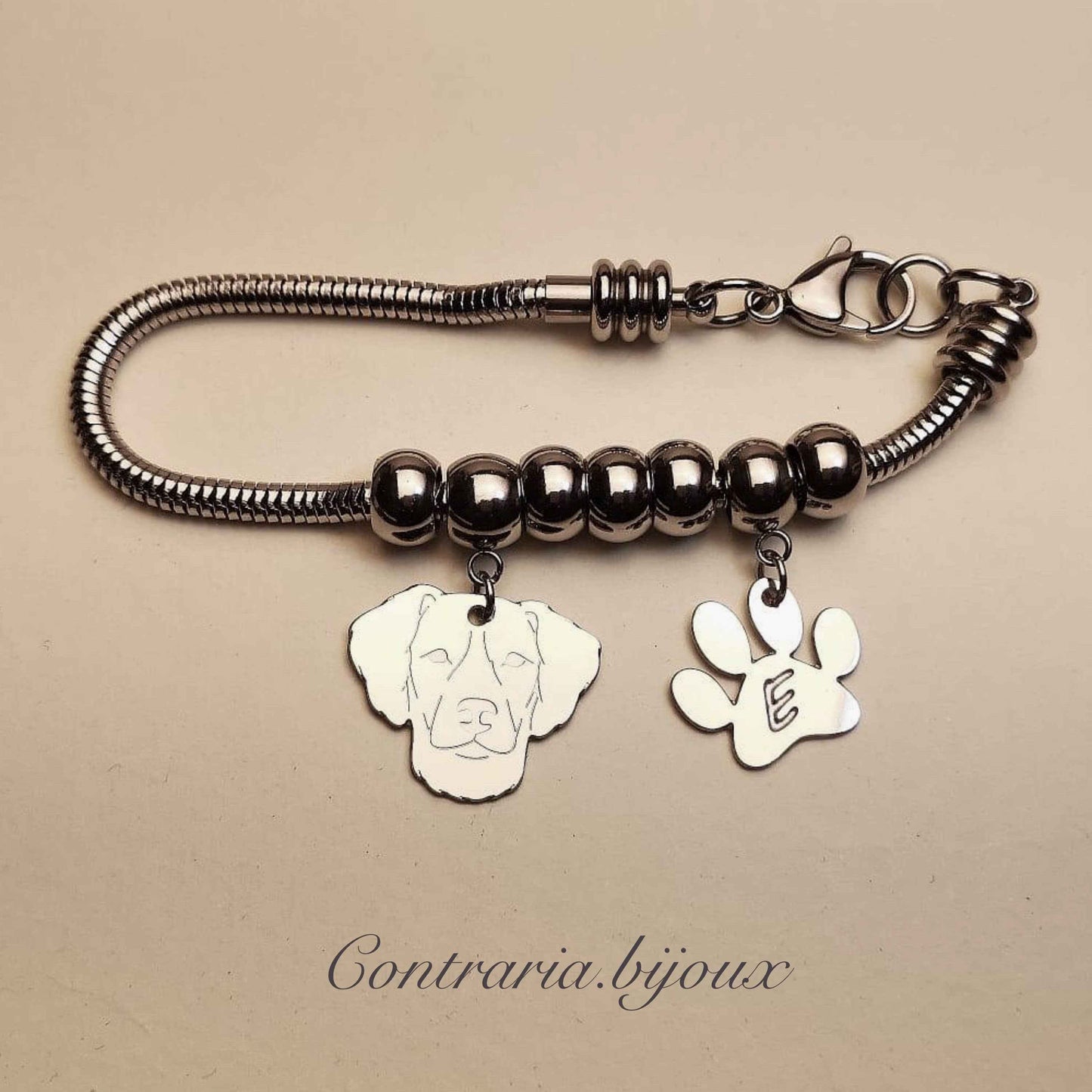 Bracciale cane Epagneul Breton e zampa con lettera incisa, Bracciale ciondolo breton