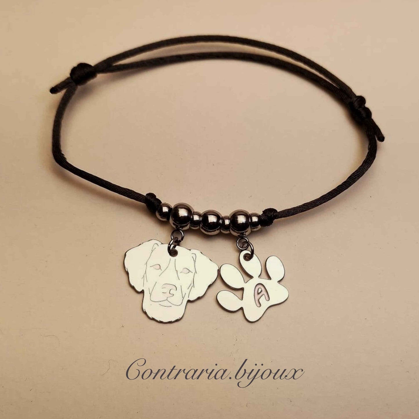 Bracciale cane Epagneul Breton e zampa con lettera incisa, Bracciale ciondolo breton
