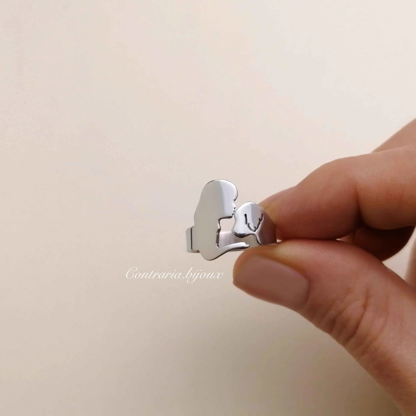 Anello che raffigura la sagoma di una ragazza di profilo che accarezza il muso di un cane Golden retriever di profilo