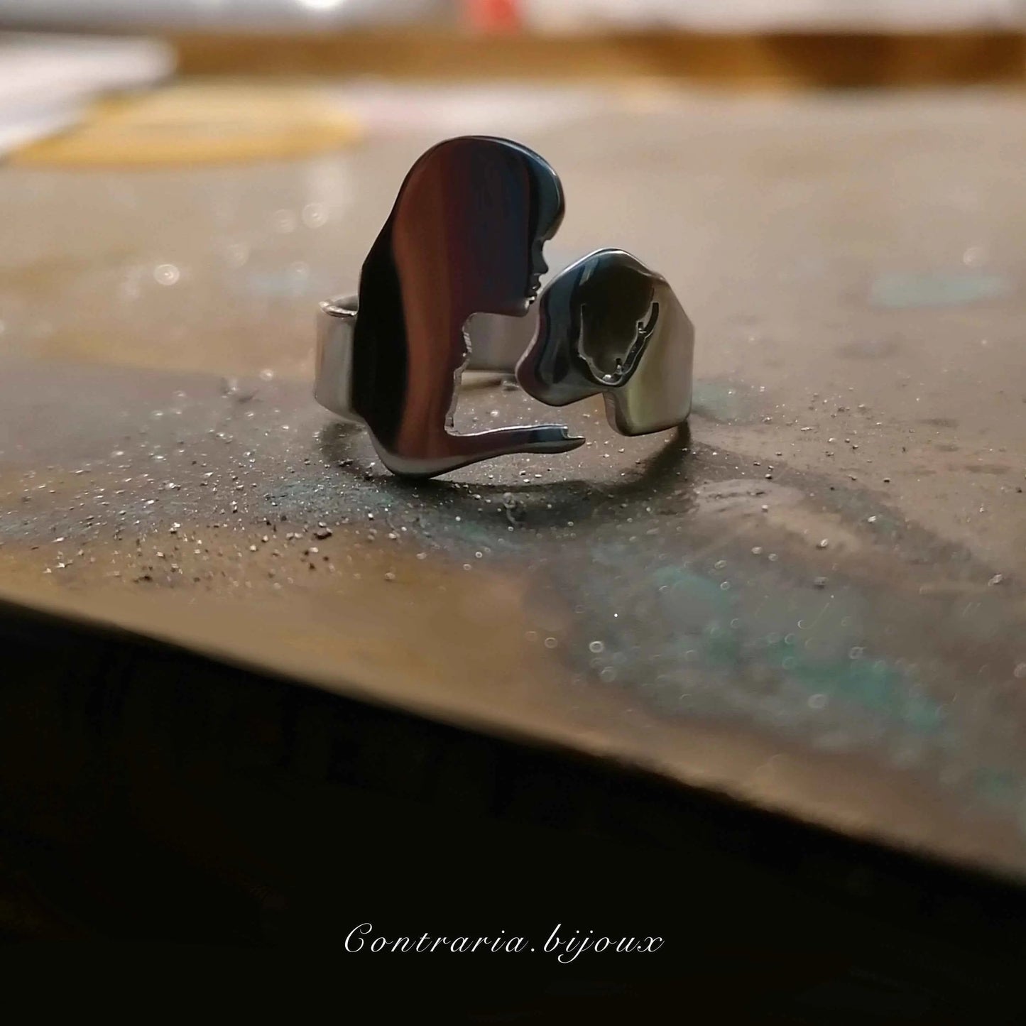 Anello che raffigura la sagoma di una ragazza di profilo che accarezza il muso di un cane Golden retriever di profilo