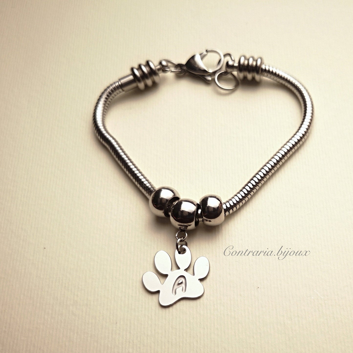 Bracciale snake con ciondolo zampa con iniziale incisa - ContrariaBijoux