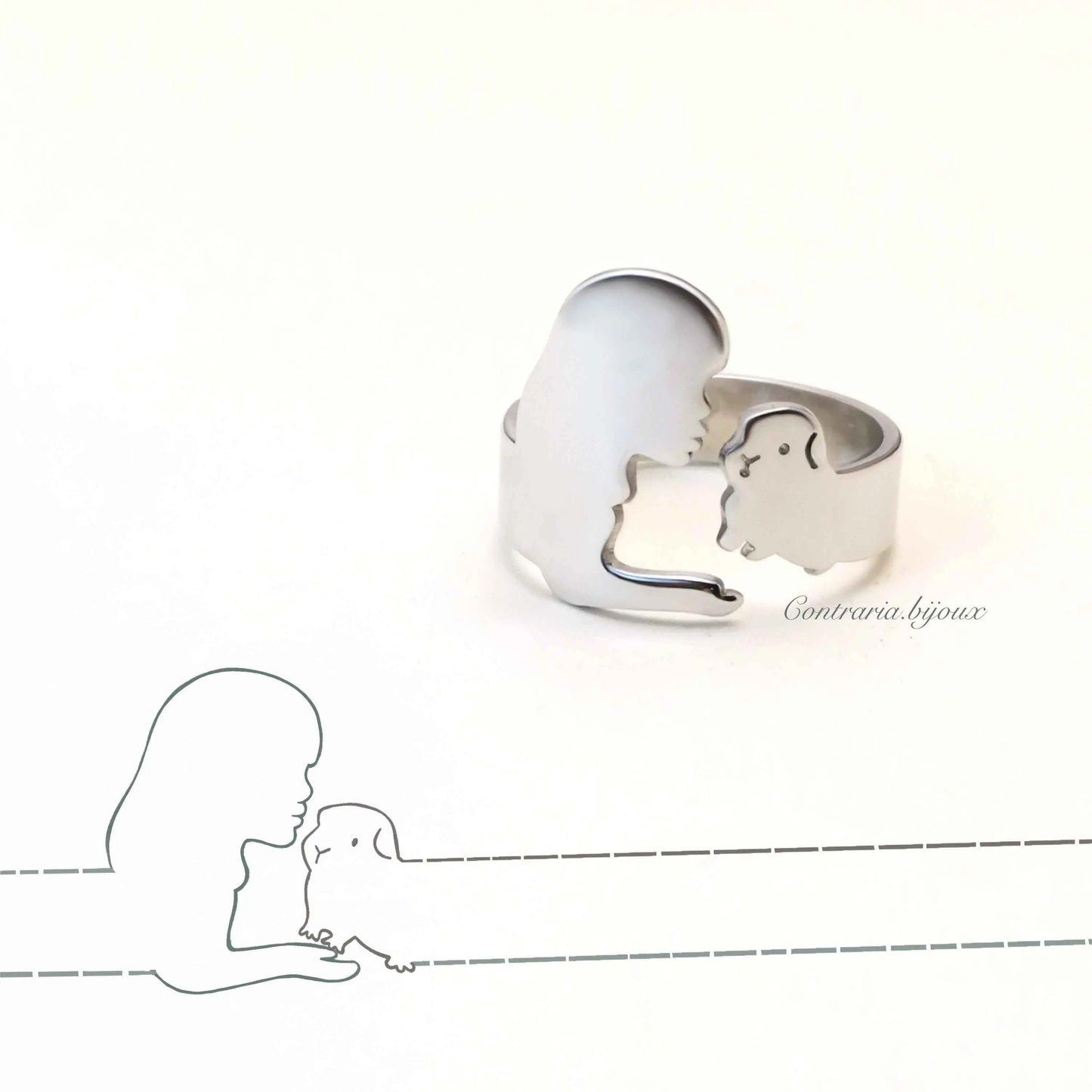 Anello che rappresenta la figura intagliata di una ragazza che accarezza un porcellino d’india