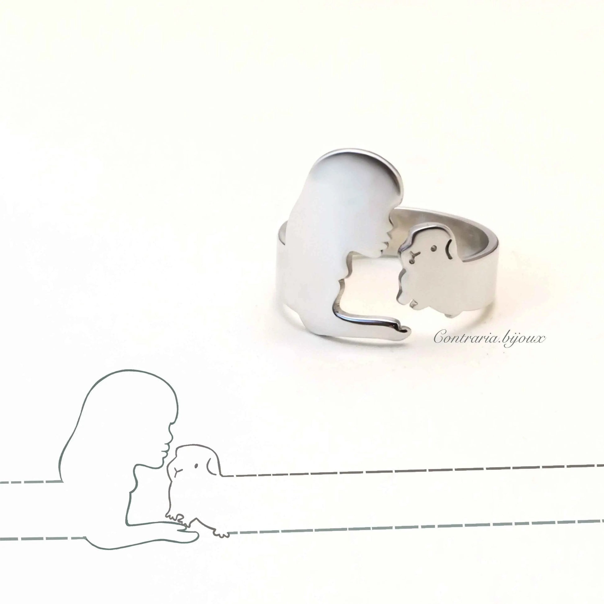 Anello che rappresenta la figura intagliata di una ragazza che accarezza un porcellino d’india