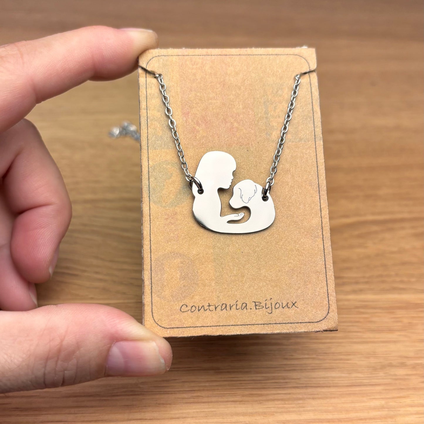 Collana cane Golden retriever e ragazza: un accessorio unico per gli amanti dei cani