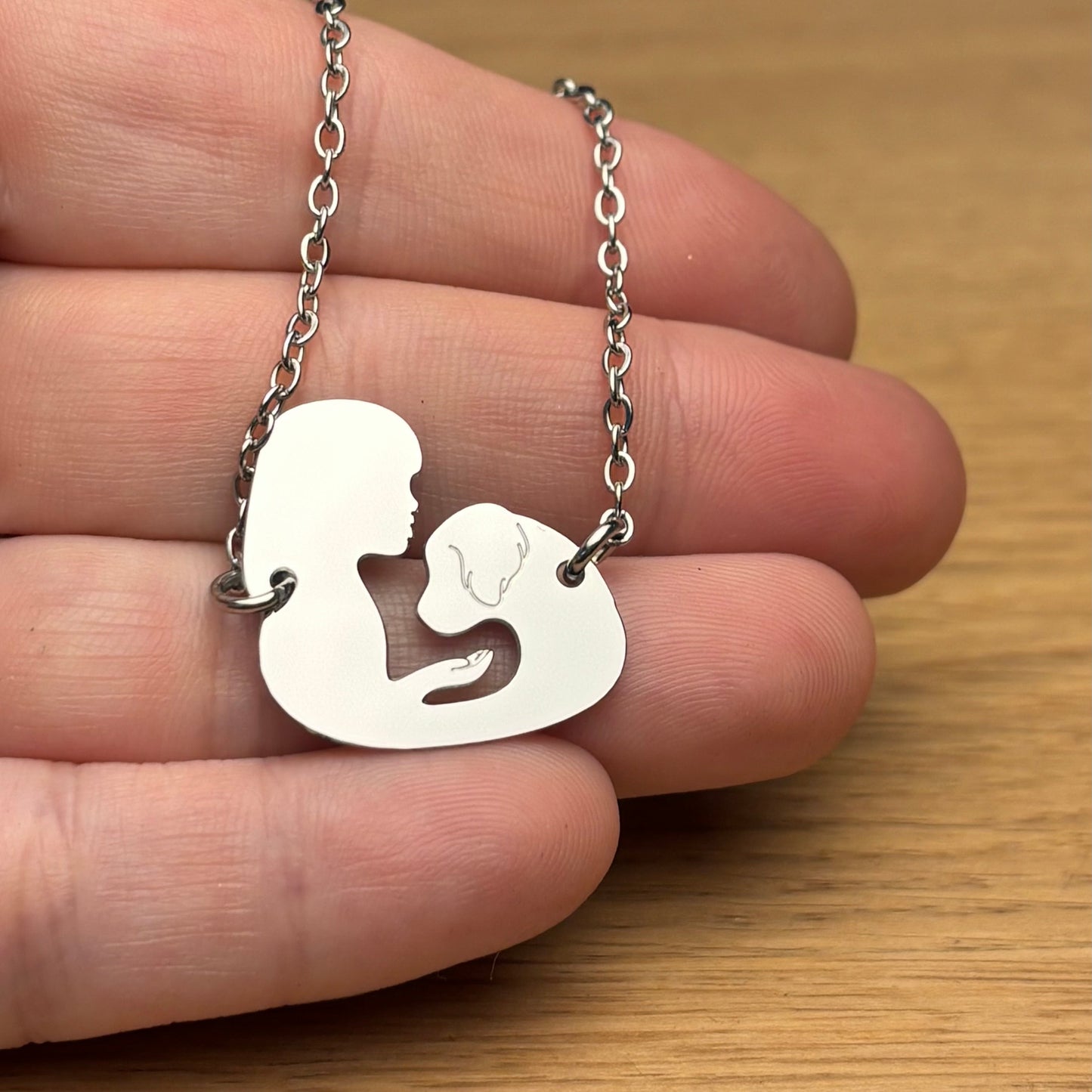 Collana cane Golden retriever e ragazza: un accessorio unico per gli amanti dei cani