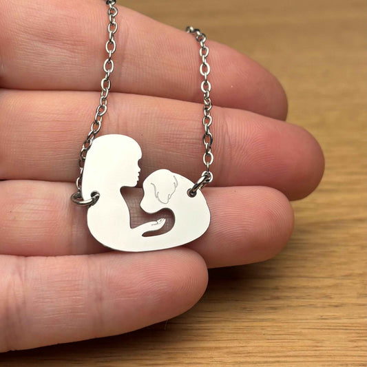 Collana cane Golden retriever e ragazza: un accessorio unico per gli amanti dei cani