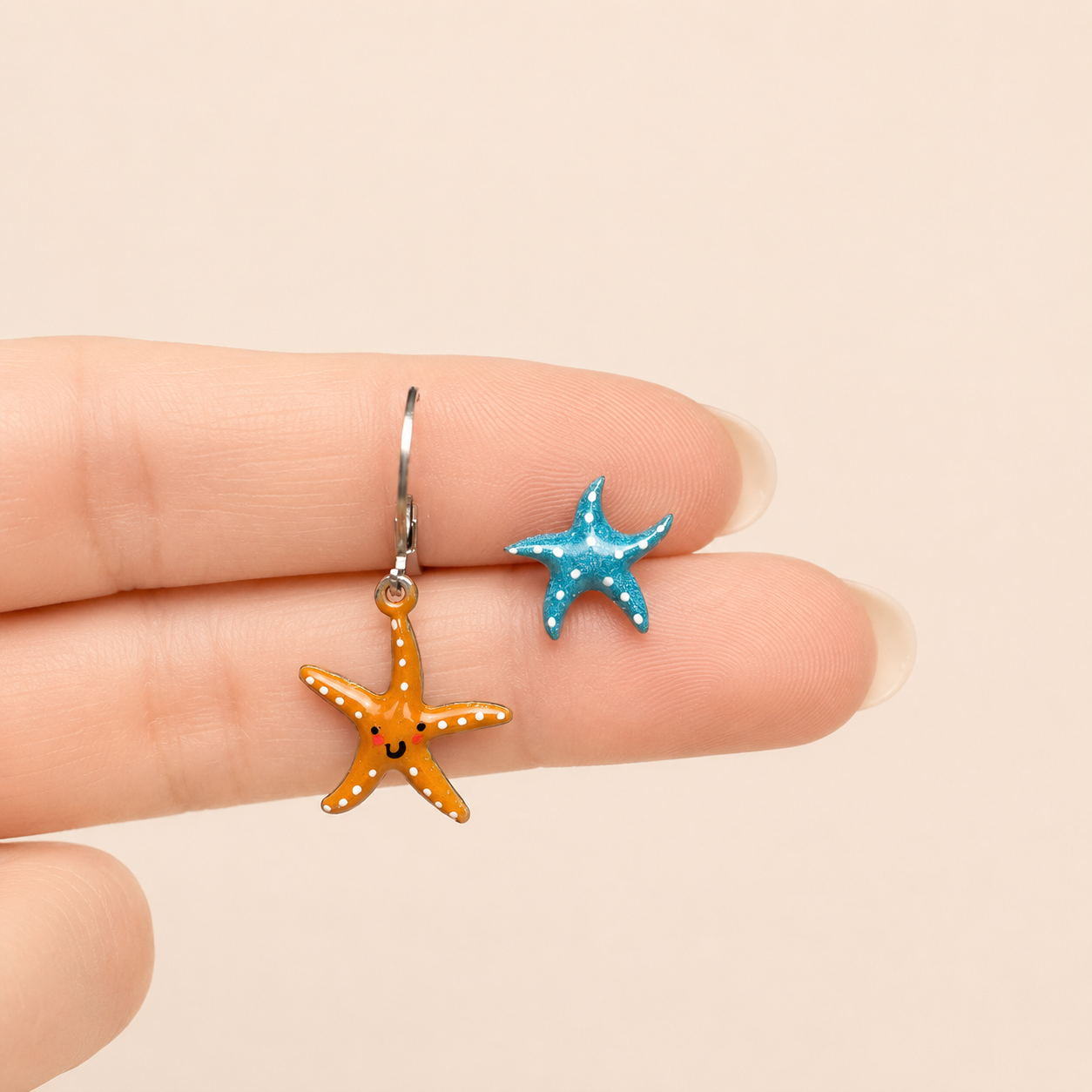 Orecchini pendenti Stella Marina di ContrariaBijoux con dettagli a forma di stella e conchiglia, in metallo argentato.
