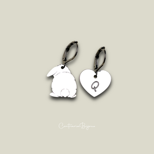 Orecchini coniglietto e cuore con iniziale / orecchini cuore con iniziale incisa / orecchini coniglietto / orecchini coniglio codino pon pon - ContrariaBijoux