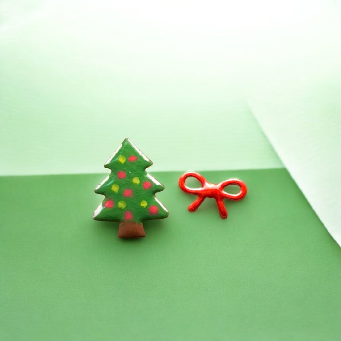 Orecchini albero di Natale e fiocco rosso