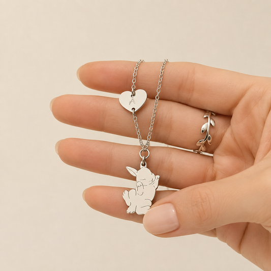 Collana con coniglio nano e cuore con nome, gioiello ContrariaBijoux, in argento con dettagli delicati e charm coniglio.