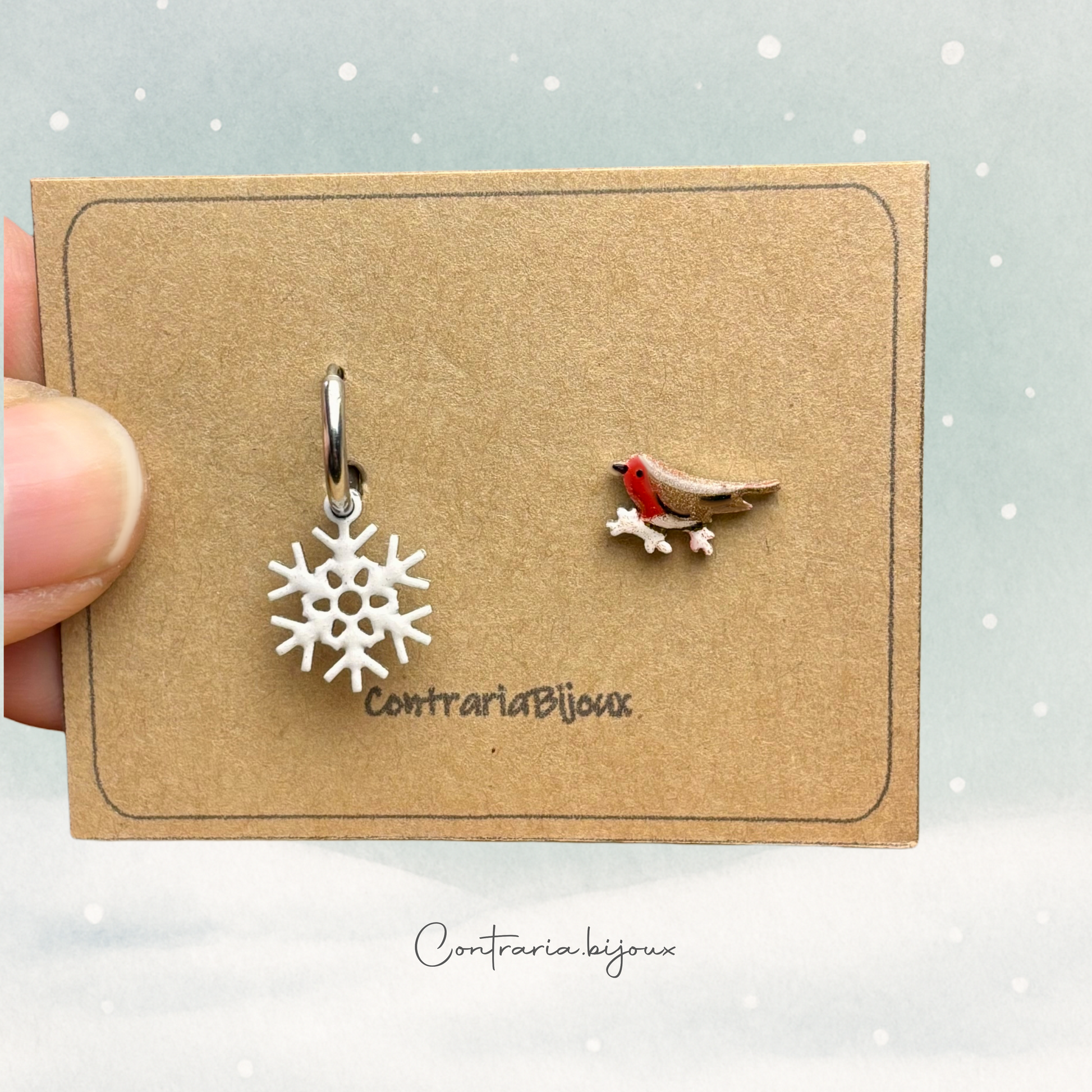 Orecchini pettirosso sulla neve  e fiocco di neve pendente