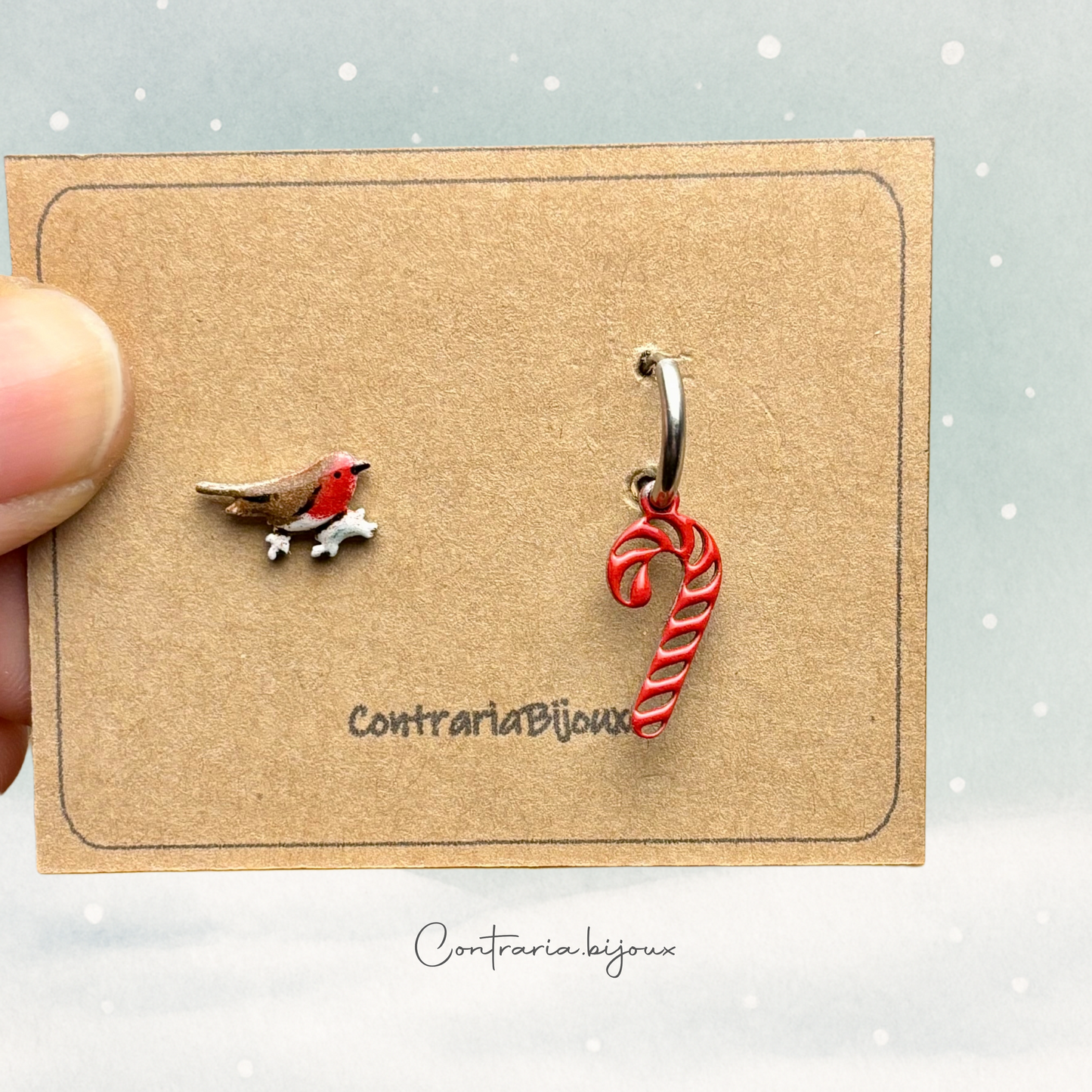 Orecchini pettirosso sulla neve  e fiocco di neve pendente