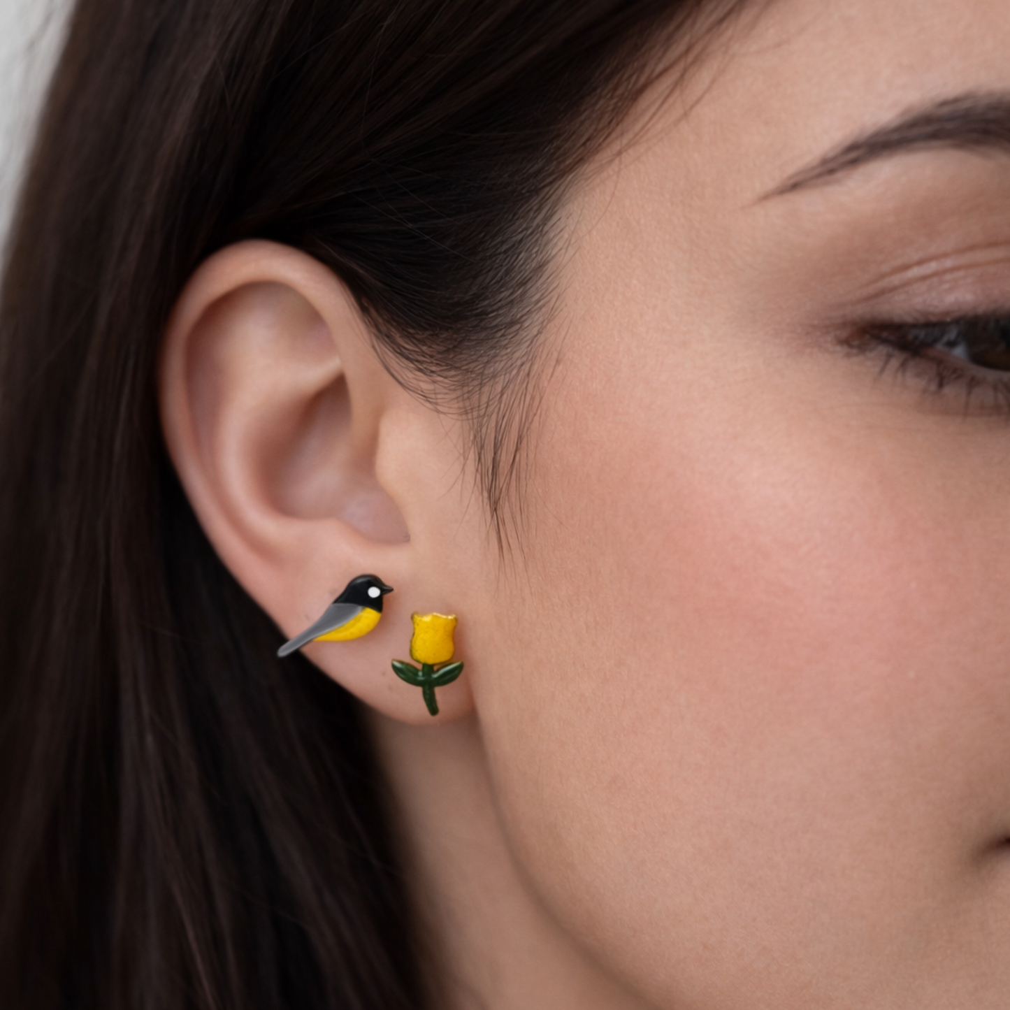Orecchino cinciallegra e tulipano giallo