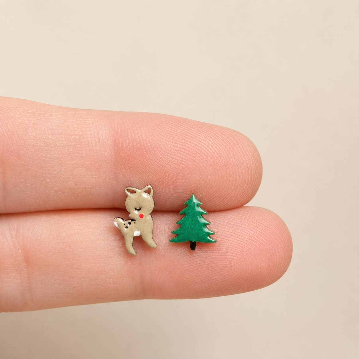 Orecchini a lobo con cerviato in metallo placcato, dettagli naturali, design elegante e delicato, Gioielli Natura Contraria Bijoux
