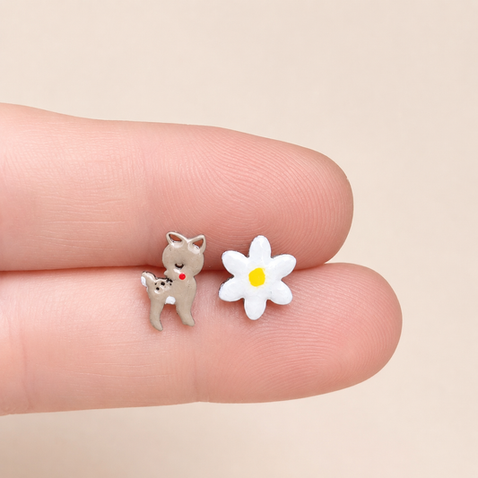 Orecchini a lobo a forma di cerbiatto Contraria Bijoux ispirati alla natura e agli animali del bosco.
Coppia composta da un cerbiatto e da una margherita bianca