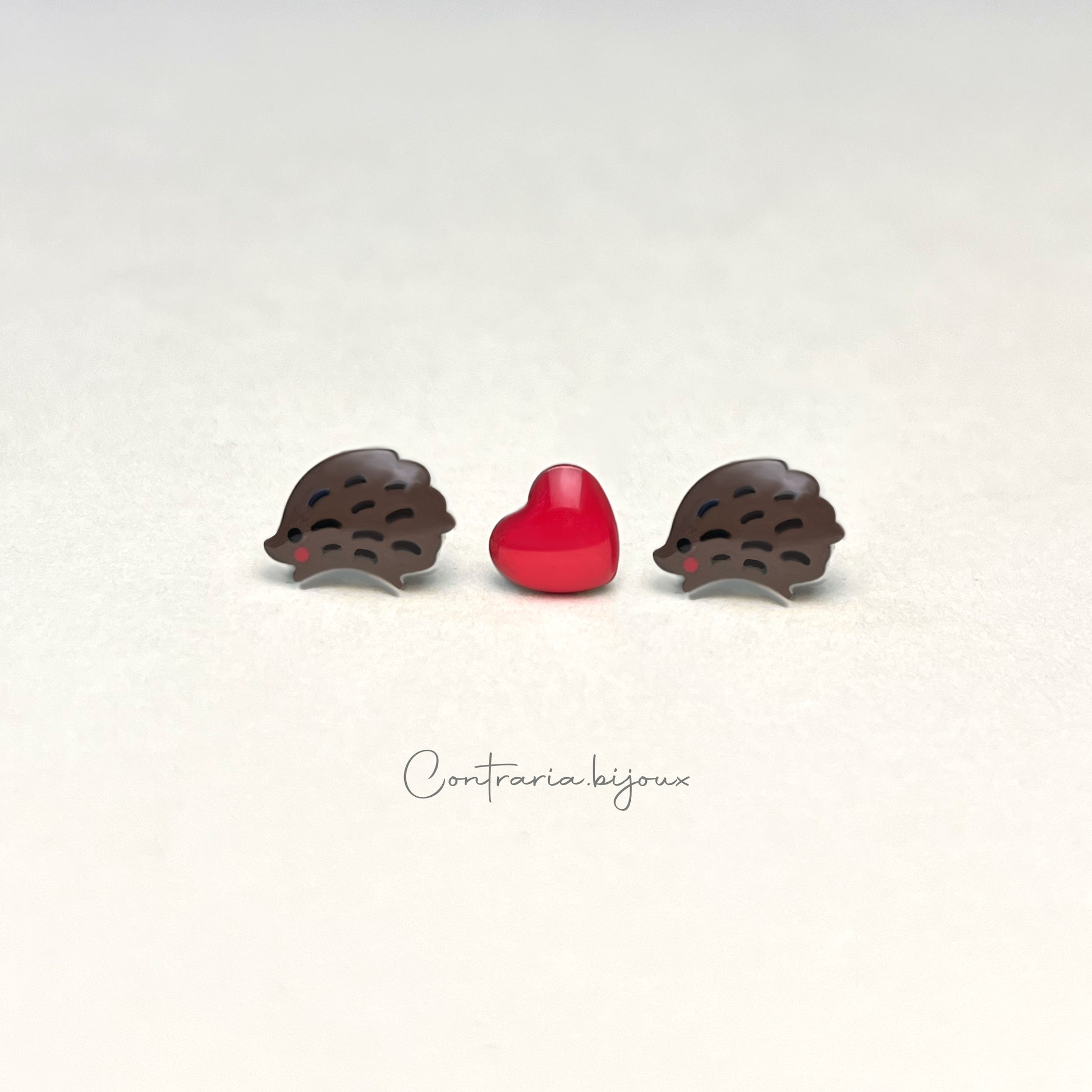 Tre Orecchini : Gatto nero, cuore, cane nero / Riccio , cuore , riccio  / Coniglio Bianco , cuore, Coniglio nero - ContrariaBijoux