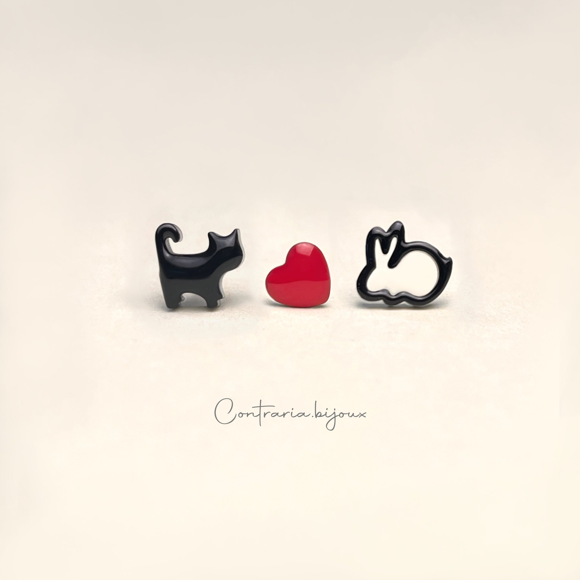Tre Orecchini : Gatto nero, cuore, cane nero / Riccio , cuore , riccio  / Coniglio Bianco , cuore, Coniglio nero - ContrariaBijoux