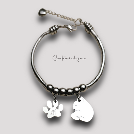Bracciale Gatto accucciato e zampa con iniziale incisa, Bracciale con ciondolo gatto, Bracciale gatto accucciato - ContrariaBijoux