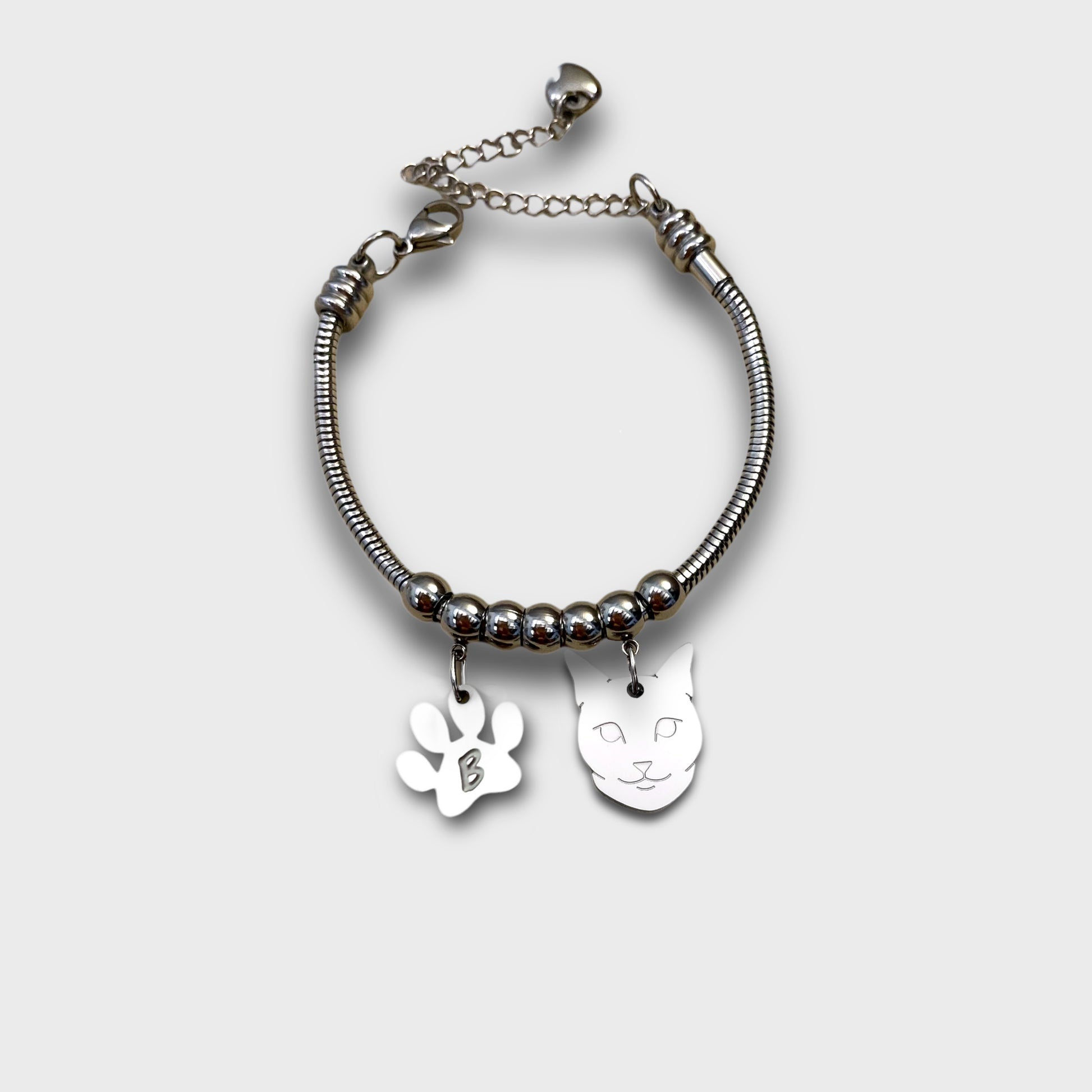 Bracciale muso Gatto, Bracciale con ciondolo gatto europeo e zampa con iniziale incisa - ContrariaBijoux