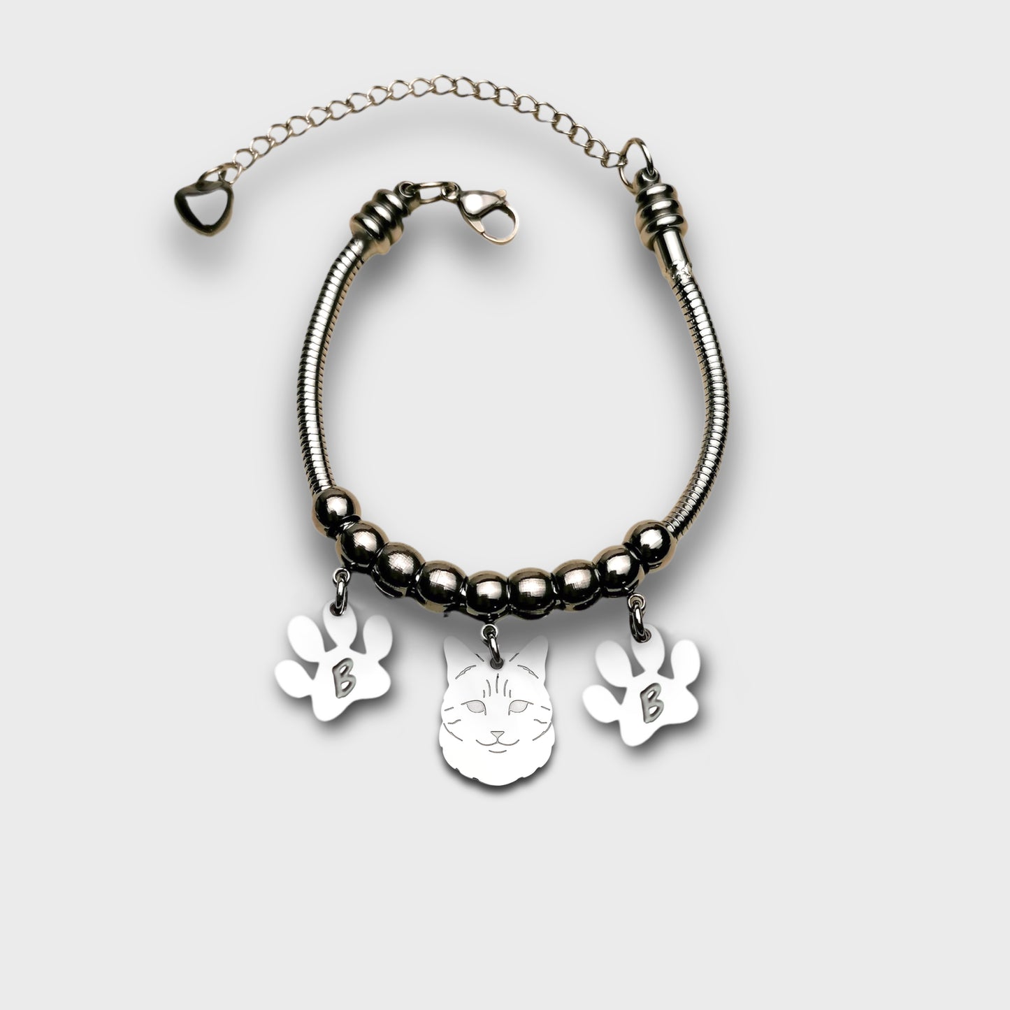Bracciale muso Gatto tigrato e ciondolo zampa con iniziale incisa, ciondolo gatto pelo lungo - ContrariaBijoux