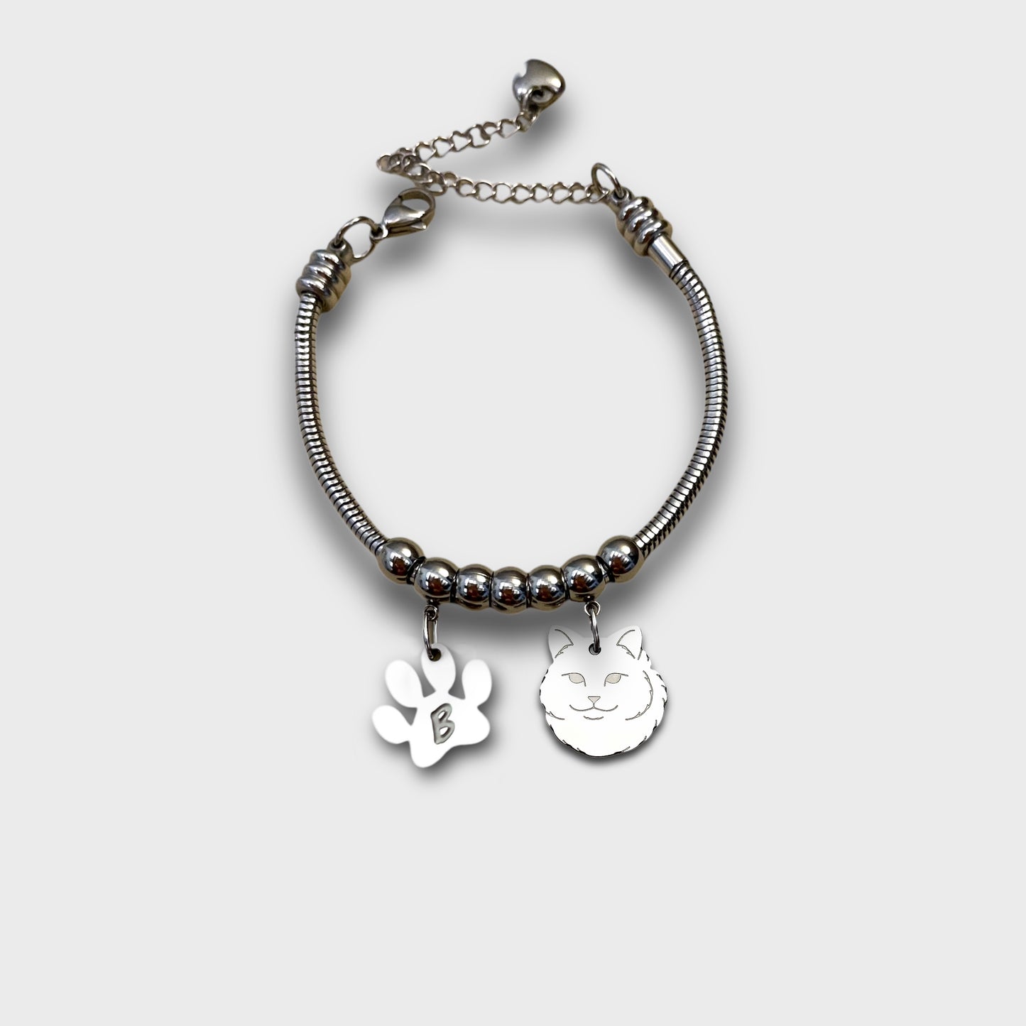 Bracciale Gatto e zampa con iniziale incisa, Bracciale gatto pelo lungo - ContrariaBijoux