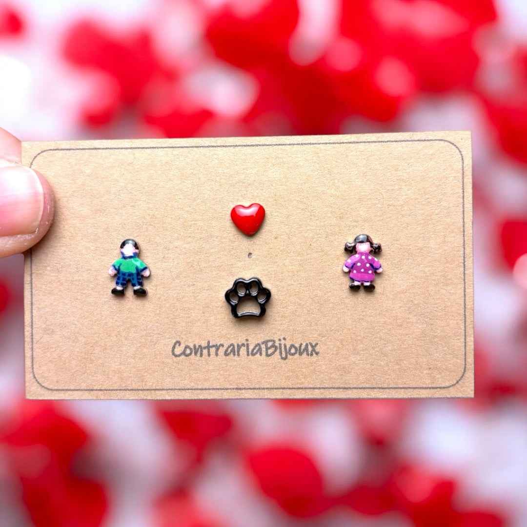 Orecchini mini : coppia innamorati lui e lei con cane bianco e nero