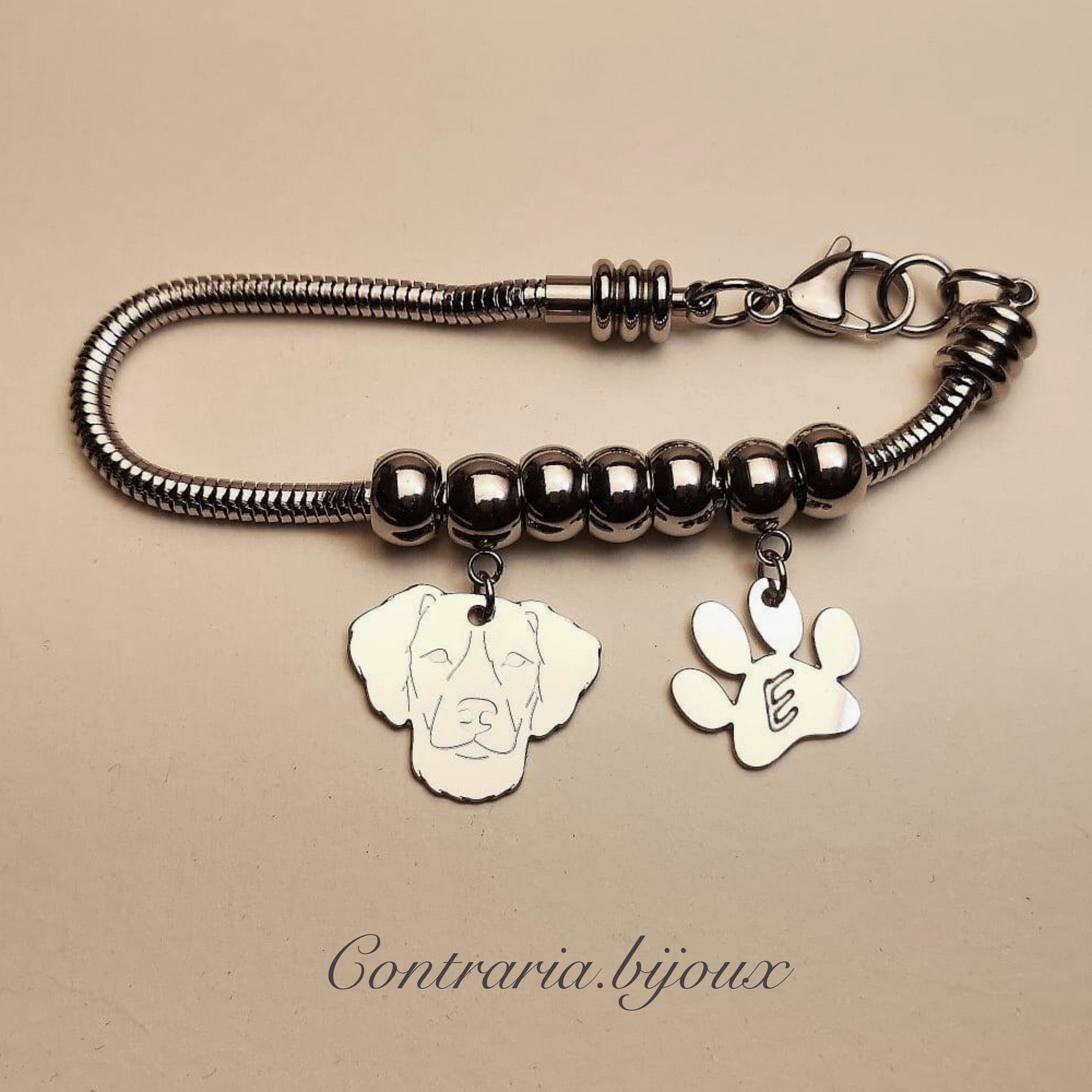 Bracciale cane Epagneul Breton e zampa con lettera incisa - ContrariaBijoux